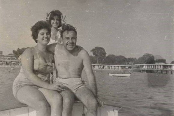 1962 yılında Ataköy Plajı'ndan denize giren İstanbullular. (Arkada görülen ağaçl