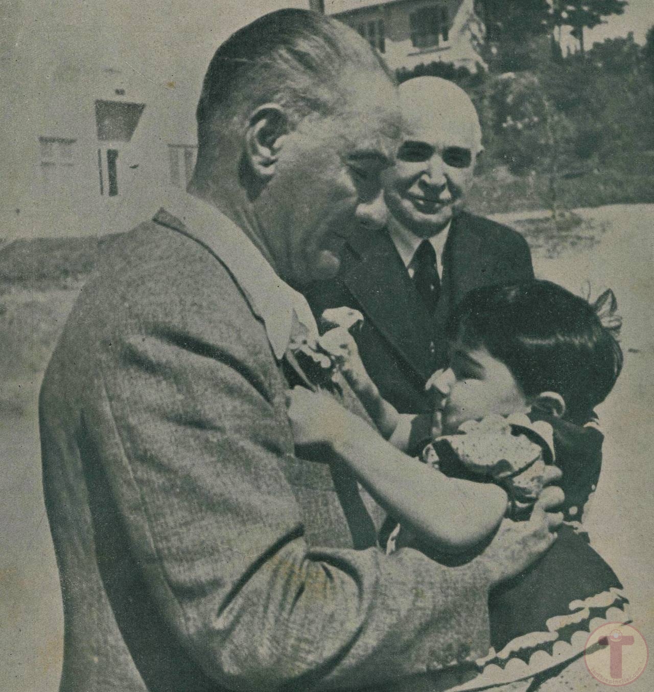 Atatürk Manevi Kızı Ülkü İle Oynarken