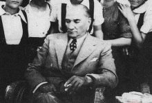 Mustafa Kemal Atatürk'ün Kız Öğrencilerle Bir Fotoğrafı