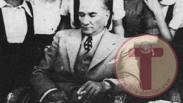 Mustafa Kemal Atatürk'ün Kız Öğrencilerle Bir Fotoğrafı