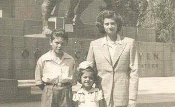 Kartal Tibet Öğretmeni Behice Hanım ve Kız Kardeşi