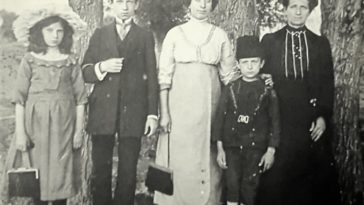 A Jewish Family in Ankara, 1900s
Ankara'da Yahudi Bir Aile, 1900'ler

          ...