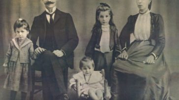 A Jewish Family in Rhodes Island, 1906
Rodos Adası'nda Yahudi Bir Aile, 1906

  ...