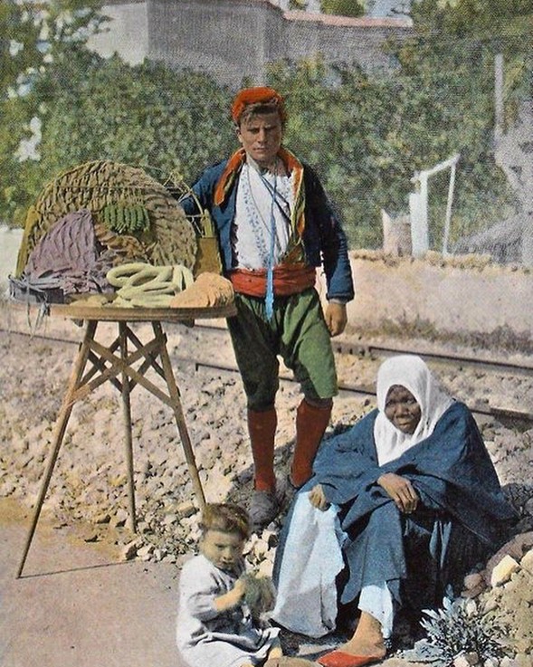A Simit Seller and a woman of African origin, Istanbul, 1890s
Simitçi ve  Afrika...