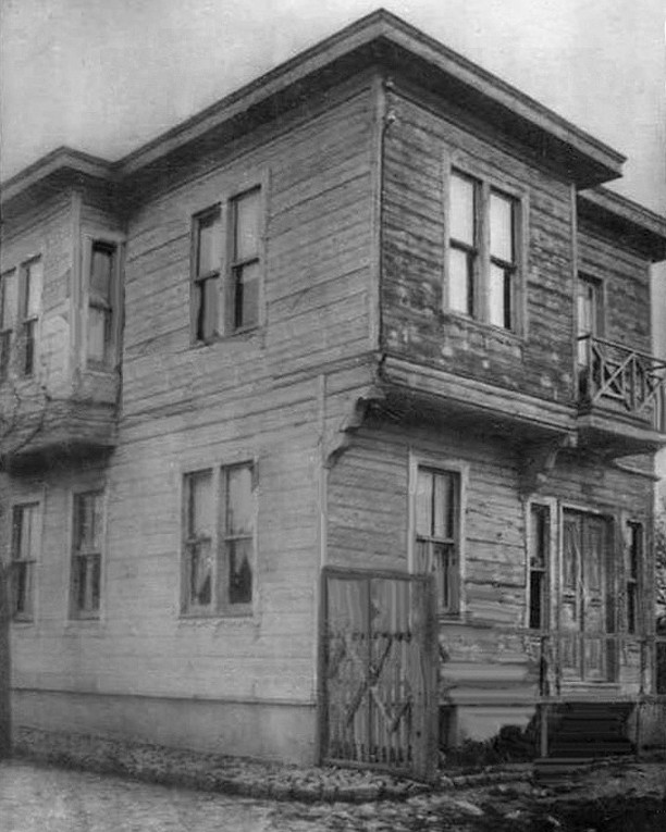 A Wooden House in Istanbul, 1905
İstanbul'da Cumbalı Ahşap Ev, 1905

           ...