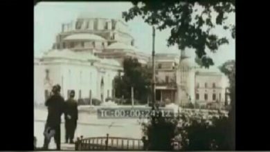 Beyazıt Camiine gelip namaz için hazırlanan kadınlar ve erkekler, renkli video, ...