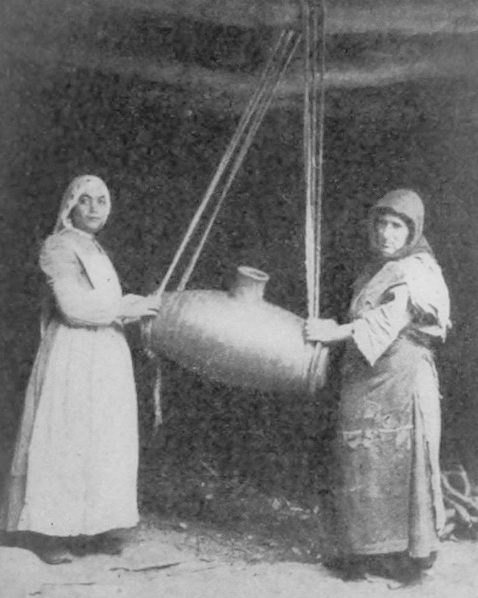 Churning in Anatolia, 1911
Anadolu'da Yayıkla Yağ Yapımı, 1911
Love history? Be...