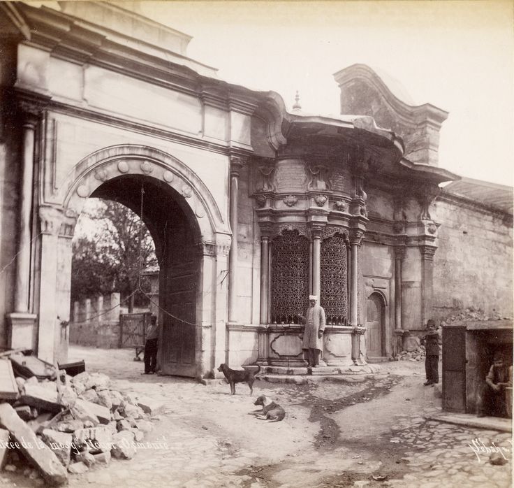 Nuruosmaniye Camii Girişi ve Sebili / Sébah & Joaillier Fotoğrafı | Eski İs...