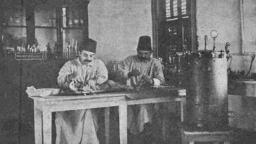 Osmanlı dönemi Selanik'de ameliyathanede serum üreten Talat ve Besim Bey, 1900'l...