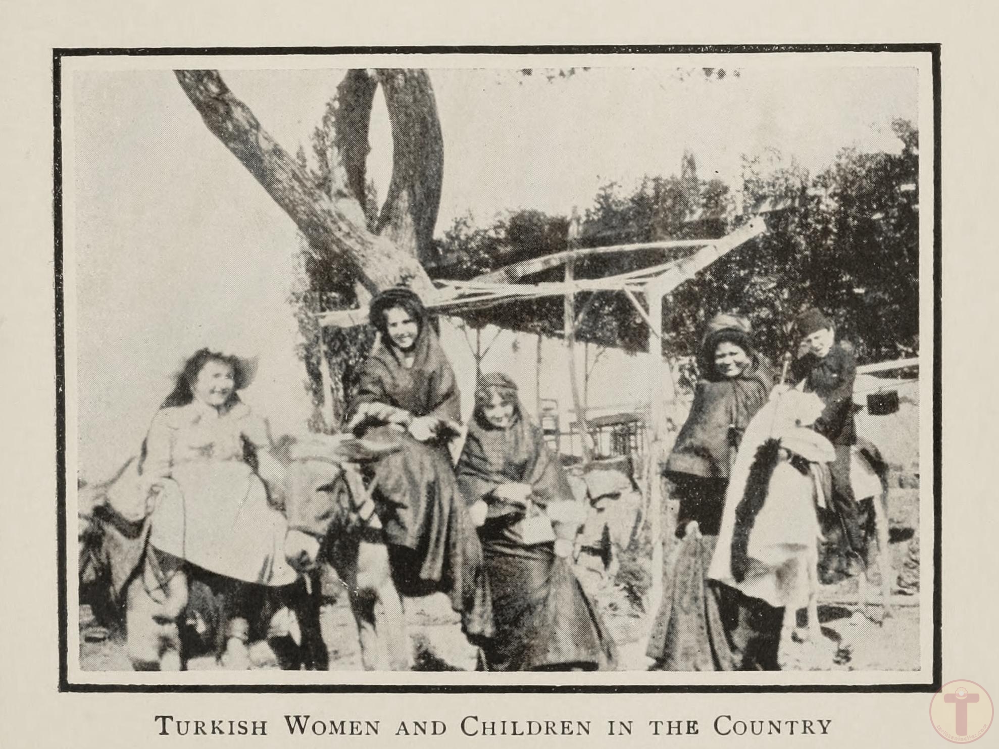 Evlerinin Bahçesinde Bir Ailenin Kadın ve Çocukları