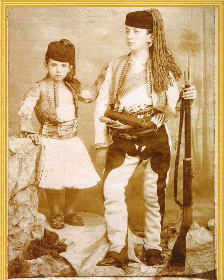 Ottoman children wearing Albanian clothing, 1900.
Arnavut kıyafetli Osmanlı çoc...