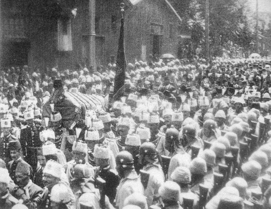 Sultan Reşad'ın cenaze töreni.
3 Temmuz, 1918. Osmanlı tarihinde bugün, Sultan M...