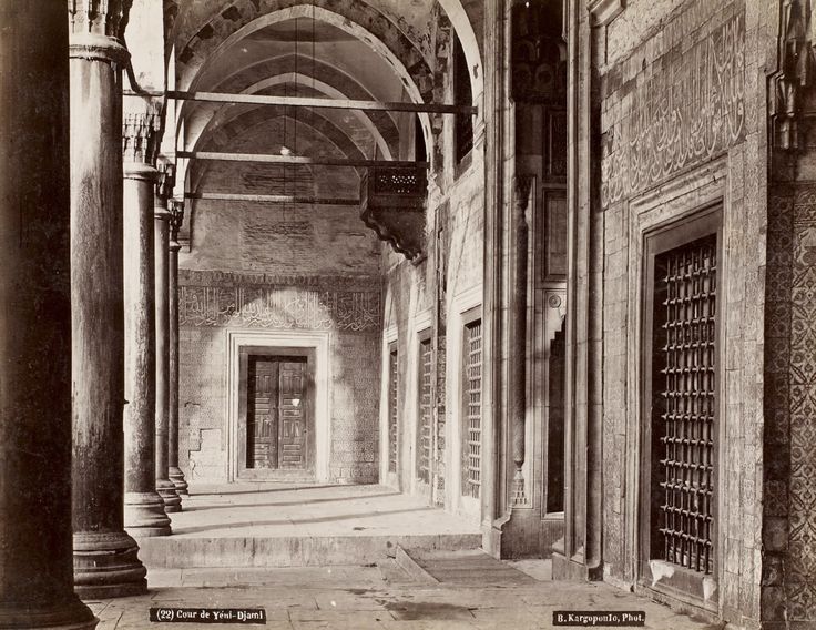 Yeni Cami Avlusu Basile Kargopoulo Fotoğrafı 1875