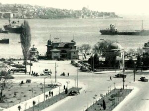İstanbul - Beşiktaş İskele Meydanı, 1958sağda Barbaros Hayrettin Paşa Türbesi